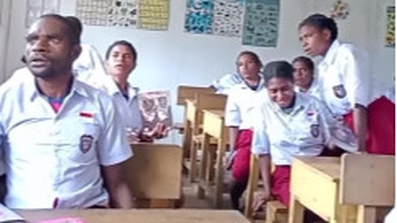 Momen Siswa SD di Papua Mendadak Panik Dengar Suara Pesawat