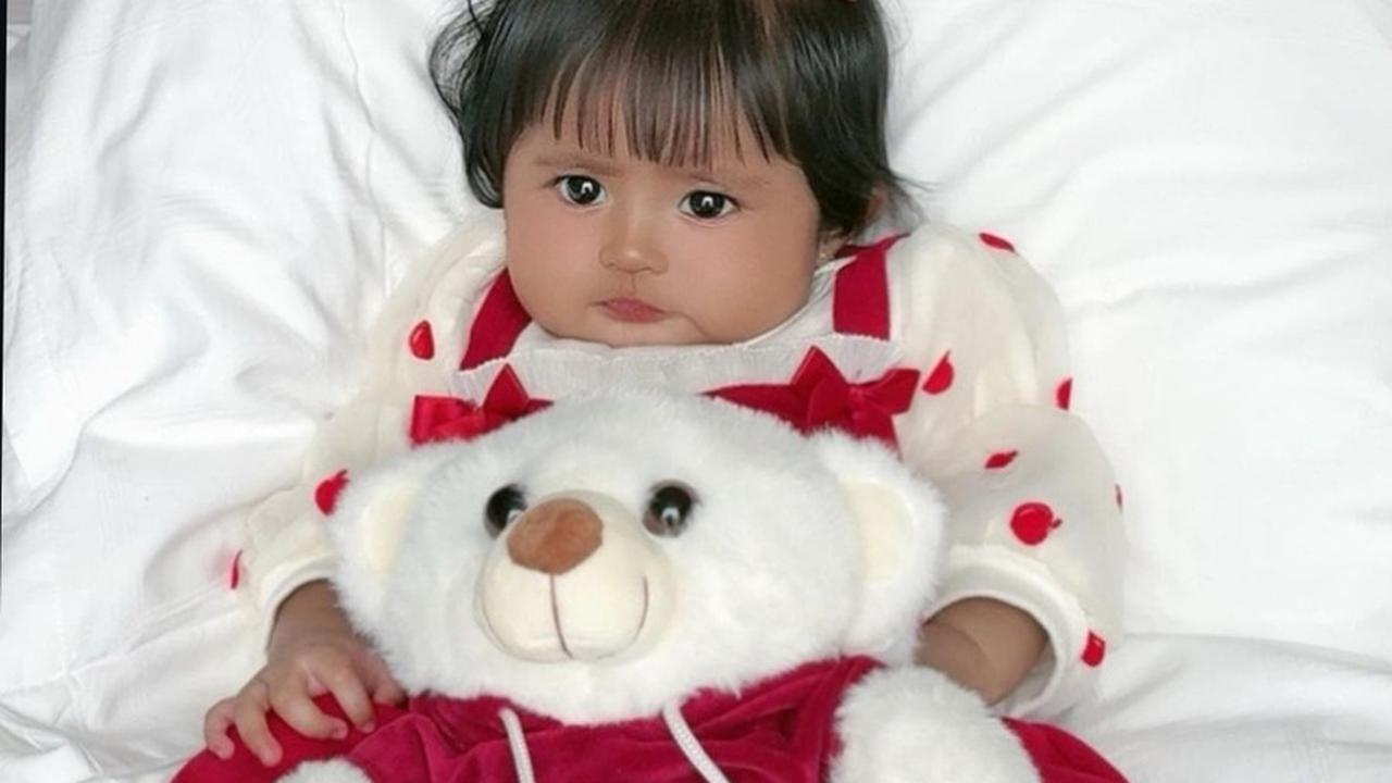 Dek Cunda Pakai Pita Lucu