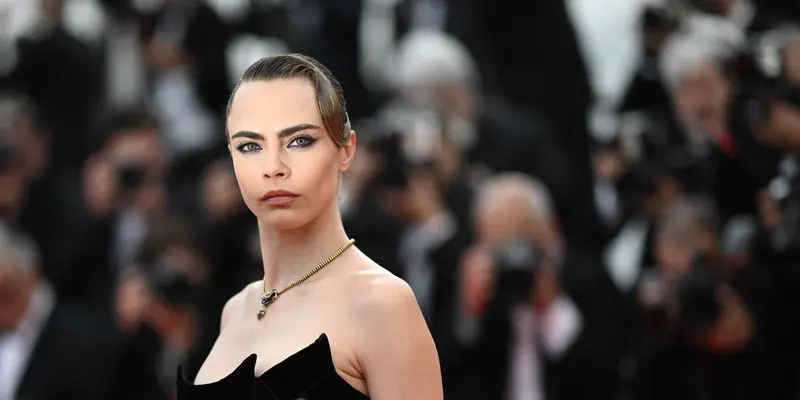 Cara Delevingne Tampil Memesona Kenakan Gaun Hitam di Festival Film Cannes