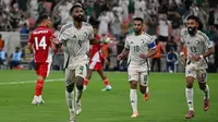 Pemain Arab Saudi, Feras Albrikan (kiri), merayakan gol pembuka timnya dalam pertandingan babak keempat kualifikasi Piala Dunia 2026&nbsp;di King Abdullah Sports City Stadium, Jeddah, pada Kamis (9/10/2025) dini hari WIB. (AP Photo).