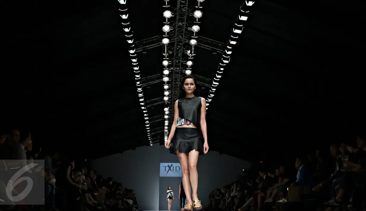 Model membawakan busana perancang Tex Saverio dalam Jakarta Fashion Week (JFW) 2016 di Jakarta, Sabtu (24/10/2015). Tex Saverio sendiri adalah perancang busana asal Indonesia yang karyanya sudah dikenal di dunia mode. (Liputan6.com/Immanuel Antonius)