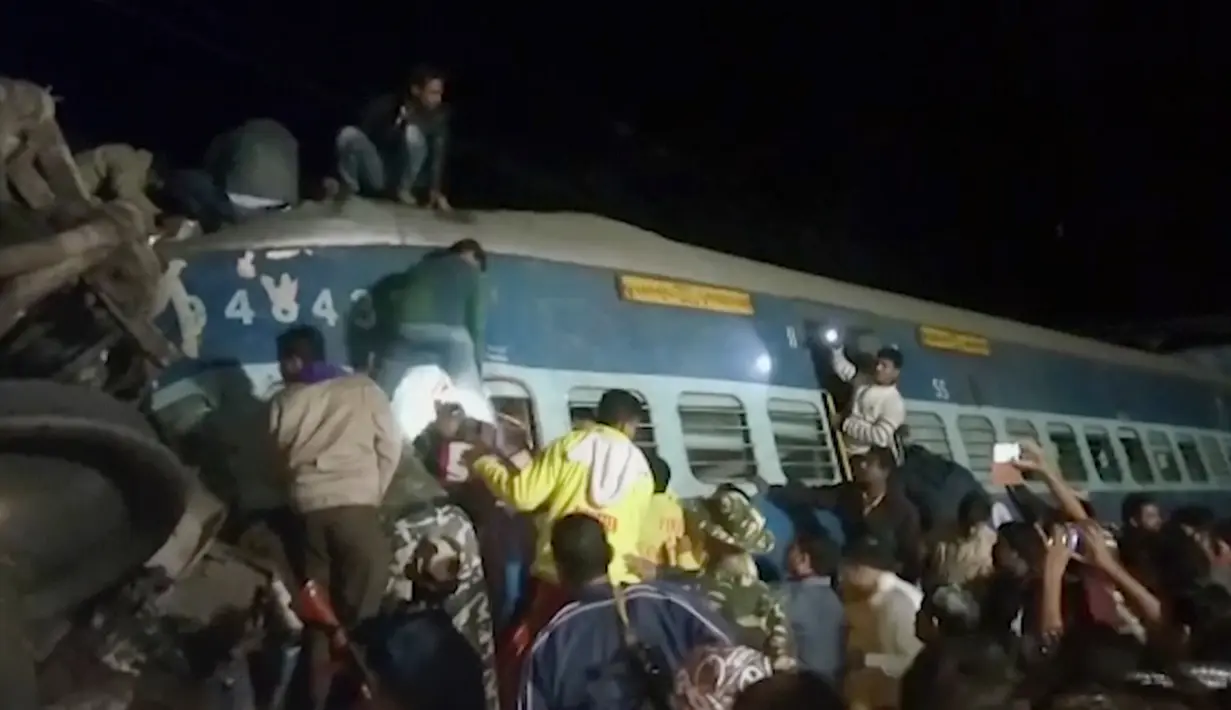 Kecelakaan kereta api terjadi pada Sabtu 21 Januari 2017 malam waktu setempat di Andhra Pradesh, India. Kereta tersebut sedang dalam perjalanan dari Jagdalpur ke Bhubaneswar, ibu kota negara bagian Odisha. (AP Photo)
