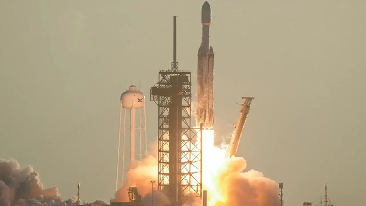 Roket Falcon Heavy milik SpaceX membawa Teleskop Luar Angkasa Nancy Grace Roman saat lepas landas dari Kompleks Peluncuran 39A di Kennedy Space Center, Cape Canaveral, Florida, Minggu (30/8/2026).