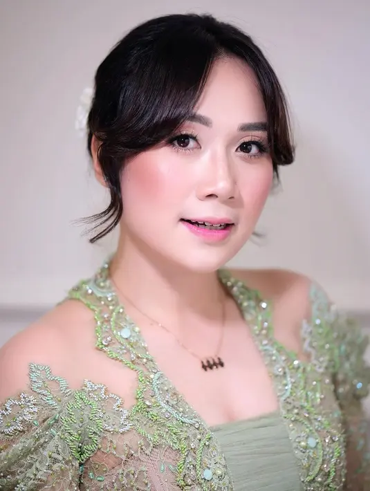 Dengan gaya rambut curtain bang dan makeup flawlessm penampilannya begitu memesona. [Foto: Instagram/ Victoria_Makeup Atelier]