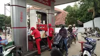 Kondisi SPBU Pertamina di salah satu daerah Bogor, tepatnya jalan Tlajung Udik, masih terbilang normal, tidak terjadi antrean dan tidak tampak kepanikan pembelian. (Ine Vania Putri/Liputan6.com)