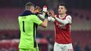 Bek Arsenal, Granit Xhaka (kanan) dan kiper Bernd Leno merayakan kemenangan 2-0 atas Newcastle United dalam laga babak ke-3 Piala FA 2020/21 yang harus diselesaikan melalui extra time di Emirates Stadium, Sabtu (9/1/2021). (AFP/Glyn Kirk/Pool)