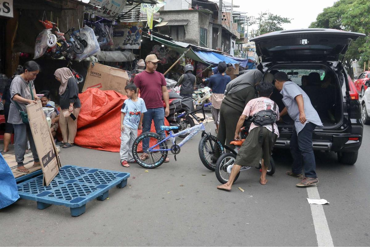 Pasar Gembrong Jakarta Ramai Pembeli Mainan Saat Libur Lebaran