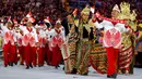 Kontingen atlet Indonesia saat mengikuti parade upacara pembukaan Olimpiade 2016 di Stadion Maracana, Rio de Janeiro, Brasil (5/8). Kostum Indonesia ini menuai berbagai pujian dari para netizen. (REUTERS/Kai Pfaffenbach)