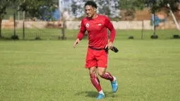 Striker Persija Jakarta, Addison Alves, bersiap menjadi kiper saat latihan di Lapangan Sutasoma, Halim, Jakarta, Minggu (25/2/2018). Persija kembali berlatih usai meraih gelar juara Piala Presiden 2018. (Bola.com/Asprilla Dwi Adha)
