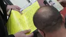 Seorang petugas memeriksa sertifikat vaksinasi COVID-19 di pintu masuk mal kota di Kyiv, Ukraina, Senin (1/11/2021). Langkah-langkah baru diterapkan karena jumlah kasus COVID-19 melonjak ke level tertinggi sejak pandemi, di tengah laju vaksinasi yang lamban di Ukraina. (AP Photo/Efrem Lukatsky)