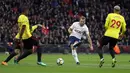 Aksi pemain Tottenham, Harry Kane melepaskan tembakan ke gawang Watford pada lanjutan Premier League di Wembley stadium, London, (30/4/2018). Tottenham menang 2-0. (AP/Kirsty Wigglesworth)