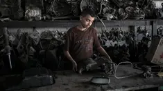 Mohammed (15) menjadi seorang mekanik di Rafah, Selatan Jalur Gaza, 21 November 2016. Menurut Biro Statistik Palestina, jumlah anak yang bekerja antara usia 10-17 tahun menjadi dua kali lipat hingga 9.700 pekerja di wilayah itu. (SAID KHATIB/AFP)