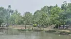 Warga saat bersantai di Taman Cempaka, Cipayung, Jakarta Timur, Minggu (7/7/2019). Taman yang memiliki luas sekitar 64 hektare tersebut menjadi destinasi favorit warga untuk menghabiskan akhir pekan bersama keluarga karena tidak dipungut biaya alias gratis. (merdeka.com/Iqbal S Nugroho)
