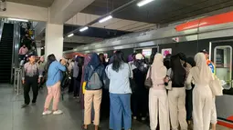 Dilema Anker: Lebih Takut Telat Kerja Dibanding Berdesakan di KRL