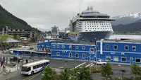 Kapal pesiar terparkir di dekat pusat kota Juneau, pada 7 Juni 2023, di sepanjang Selat Gastineau, di Alaska. (AP Photo/Becky Bohrer)