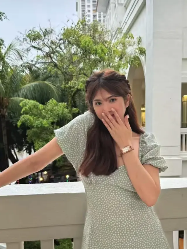Pose Perempuan Pemalu