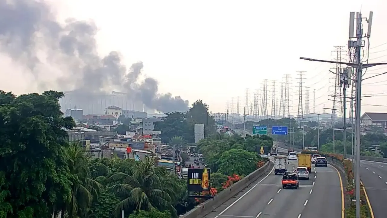 Kebakaran terjadi di area kolong Tol Ir. Wiyoto Wiyono