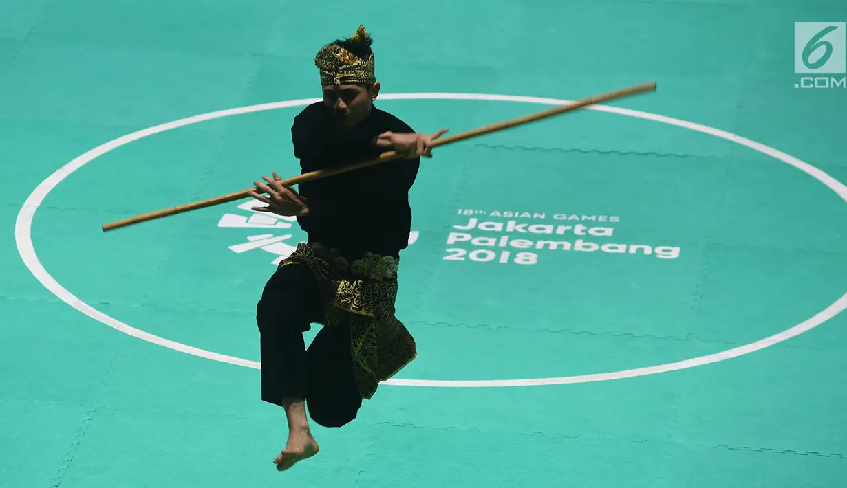 Pesilat Indonesia Sugianto tampil dalam babak final tunggal putra pencak silat seni Asian Games 2018 di Padepokan Pencak Silat TMII, Jakarta, Rabu (29/8). Sugianto mempersembahkan emas ke-9 dari cabang pencak silat. (Merdeka.com/ Imam Buhori)