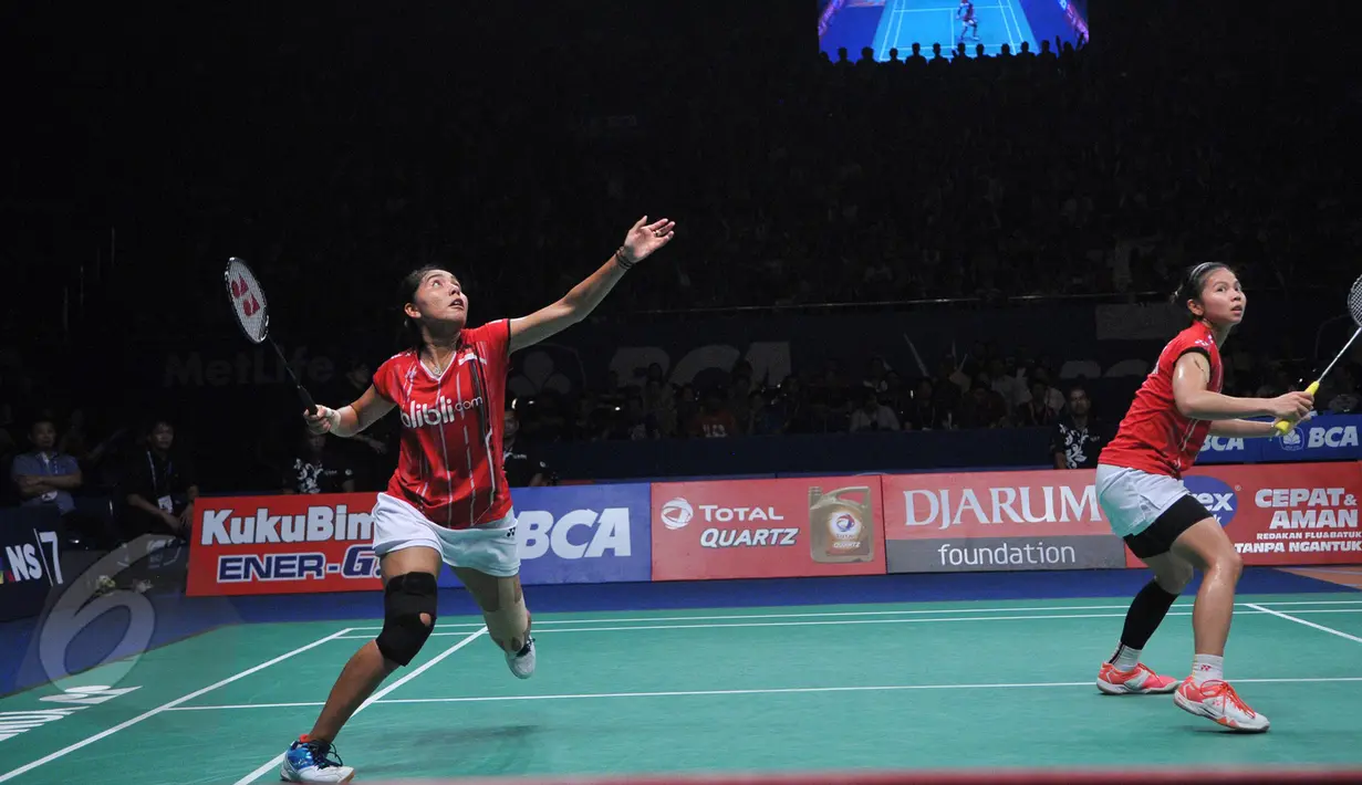 Salah satu aksi Nitya Krishinda Maheswari (kiri) saat berlaga di semifinal Indonesia Open Superseries Premier 2015, Jakarta, Sabtu (6/6/2015). Greysia/ Nitya berhasil mengalahkan Yu Yang dan Zhong Qianxin dari Tiongkok. (Liputan6.com/Herman Zakharia)