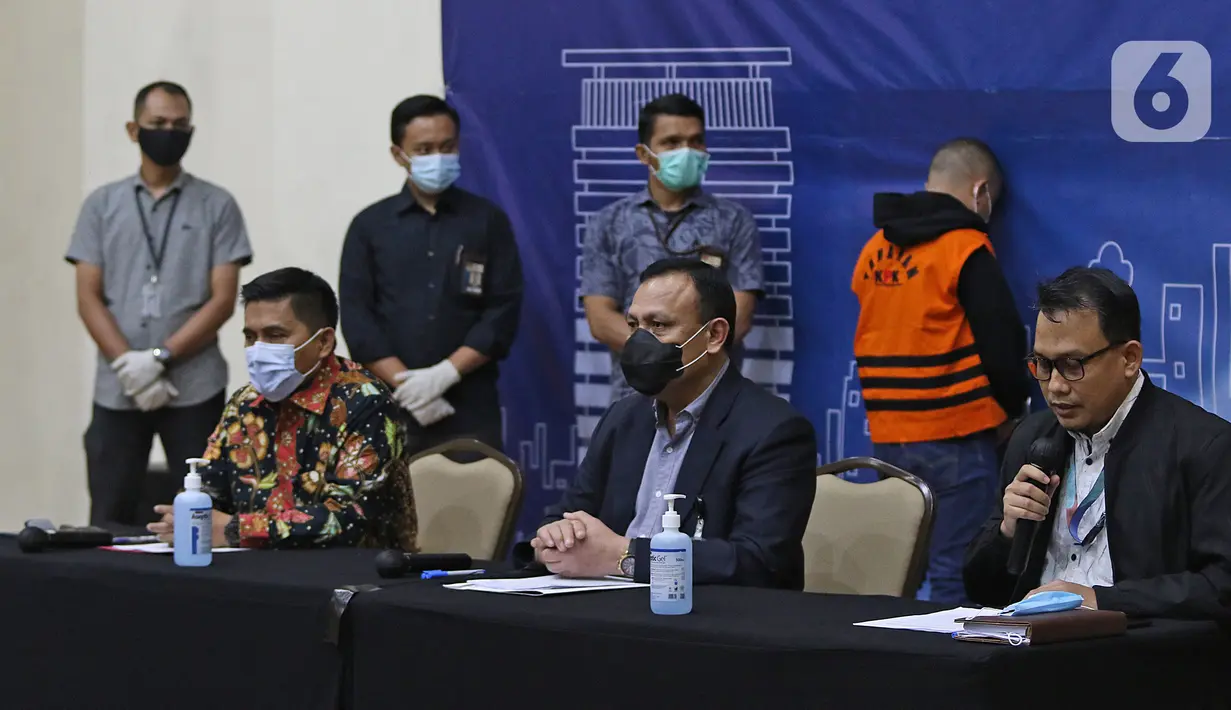 Ketua KPK Firli Bahuri (tengah) didampingi Deputi Penindakan Karyoto dan Plt Juru Bicara Ali Fikri saat konferensi pers terkait Operasi Tangkap Tangan (OTT) atas kasus dugaan suap bansos penanganan covid-19 Kementerian Sosial, di Jakarta, Minggu (6/12/2020) dini hari. (Liputan6.com/Herman Zakharia)