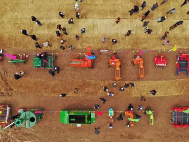 Foto dari udara menunjukkan warga desa membeli sejumlah mesin pertanian di Haiyuan, Zhongwei, Daerah Otonom Etnis Hui Ningxia, China, Selasa (22/9/2020). Pameran mesin pertanian meramaikan festival panen petani China. (Xinhua/Wang Peng)