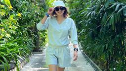 Kali ini pemilik nama lengkap Donna Agnesia Wayong ini menambahkan aksen topi juga sandal dengan warna hijau tosca yang senada. Ia tampak leluasa saat menjalani liburan di Pulau Dewata. Potret Donna Agnesia mengenakan pakaian comfy membuatnya terlihat makin langsing. (Liputan6.com/IG/@dagnesia)