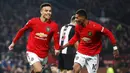 Pemain Manchester United Mason Greenwood (kiri) merayakan golnya ke gawang Newcastle United bersama Marcus Rashford pada pertandingan Liga Inggris di Old Trafford, Manchester, Inggris, Kamis (26/12/2019). Manchester United menang 4-1 atas Newcastle United. (Martin Rickett/PA via AP)