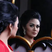 Kini Krisdayanti amat berbahagia dengan suaminya Raul Lemos dan kedua anaknya Ariannha Amora Lemos dan Kellen Alexander Lemos.(M. Akrom Sukarya/Bintang.com)