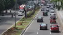 Kendaraan melintas di samping-pohon-pohon yang telah ditebang di Jalan Sudirman, Jakarta, Jumat (9/3). Sebanyak 541 pohon di sepanjang Jalan Sudirman-Thamrin ditebang imbas penataan trotoar yang akan dimulai Pemprov DKI. (Liputan6.com/Arya Manggala)
