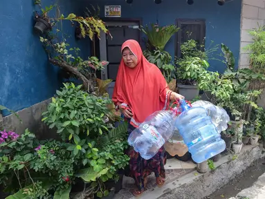 Warga terdampak kekeringan mendapatkan bantuan air bersih yang disalurkan PMI di Rawa Geni, Cipayung, Kota Depok, Rabu, 2 September 2026. (KLY/ Arie Basuki).