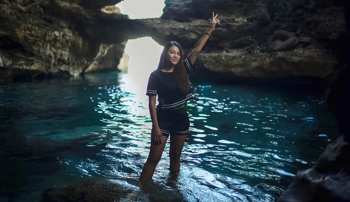 Aurel juga tak takut kotor atau kepanasan. Terbukti dari hobi travellingnya ke beberapa objek wisata di Indonesia ataupun ke luar negeri. Dalam foto ini, Aurel tengah berlibur di Ambon, tepatnya di Liliboi yang dikenal dengan Pantai Batu Kapal yang indah. (Liputan6.com/Instagram/@aurelie.hermansyah)