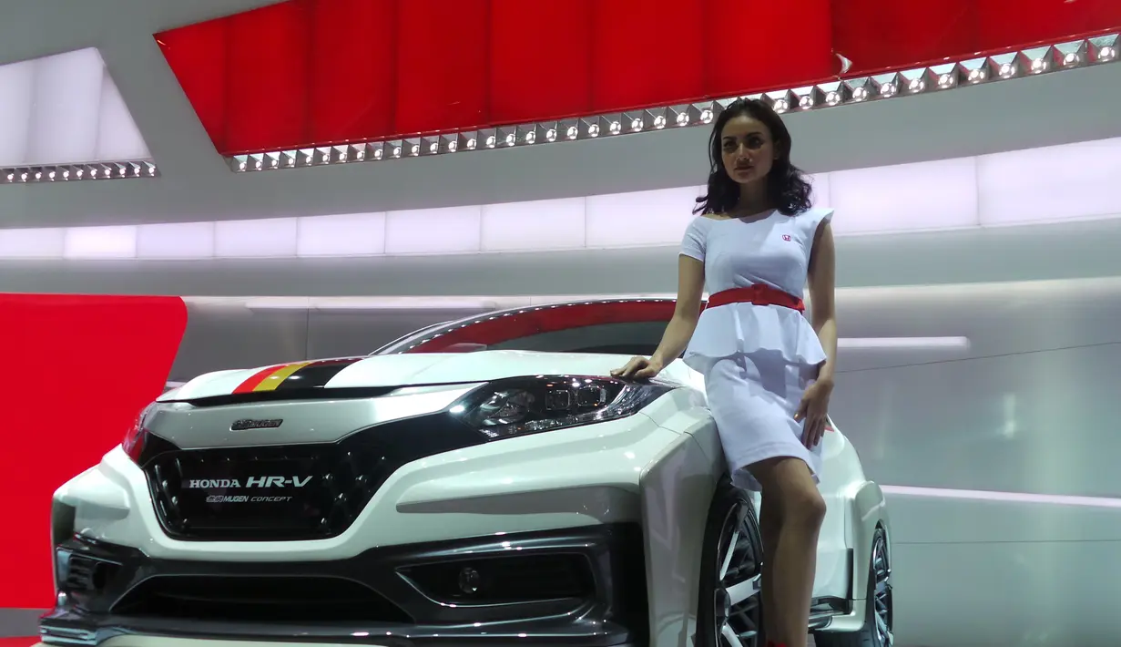 Kiprah para perempuan berparas cantik selalu menyegarkan tiap pameran otomotif digelar.