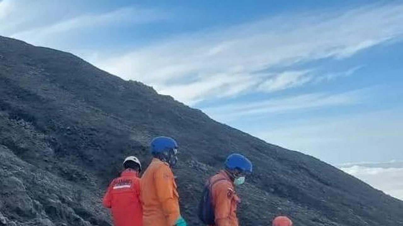 Kepala Basarnas Padang, Abdul Malik mengatakan bahwa pada saat erupsi terjadi sebanyak 75 orang sedang berada di sekitar gunung.&nbsp;HO / Basarnas