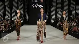 Iwan Tirta Private Collection meluncurkan koleksi terbarunya dengan dengan tema "Sigaraning Nyawa" rancangan Era Soekamto di pagelaran The Iconic Women Senayan City Fashion Nation ke-11, Jakarta, Rabu (12/4). (Liputan6.com/Herman Zakharia)