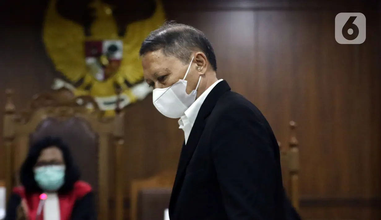 Mantan Dirut PT Pelindo II, Richard Joost Lino saat sidang pembacaan putusan kasus dugaan korupsi pengadaan tiga unit QCC di PT Pelindo II pada tahun 2010, Pengadilan Tipikor, Jakarta, Selasa (14/12/2021). RJ Lino divonis empat tahun penjara dan denda Rp500 juta. (Liputan6.com/Helmi Fithriansyah)