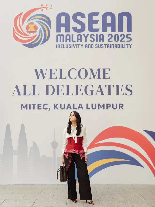 Dari Panggung ASEAN ke Runway, Pesona Menyala Maudy Ayunda dengan Sentuhan Merah