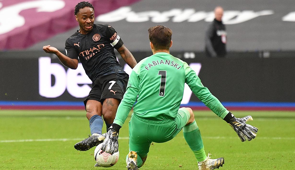 Gelandang Manchester City, Raheem Sterling, berusaha mencetak gol ke gawang West Ham United pada laga lanjutan Liga Inggris di London Stadium, Sabtu (24/10/2020) malam WIB. Manchester City imbang 1-1 lawan West Ham. (AFP/Justin Tallis/pool)