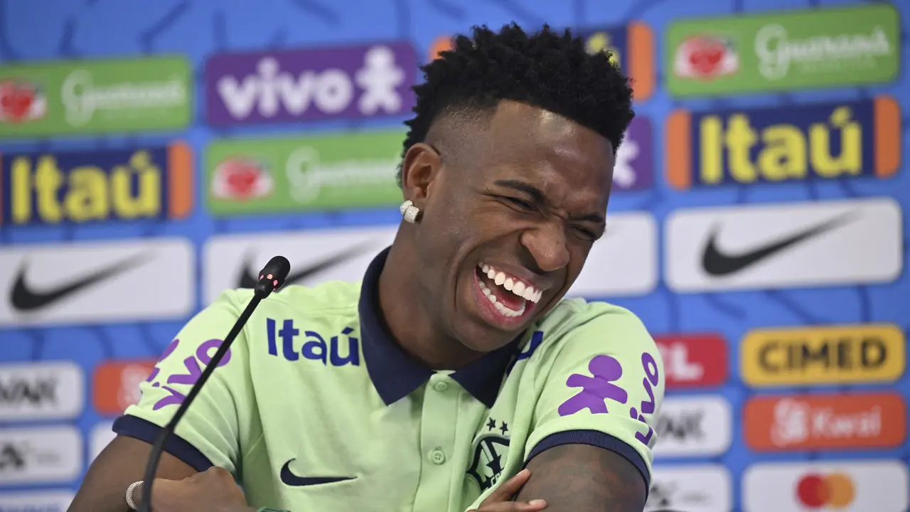Kucing Ikutan Jumpa Pers Vinicius Junior