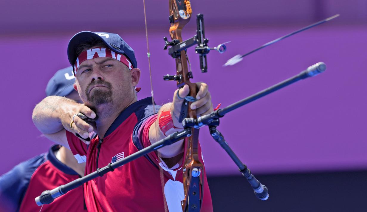 Pemanah nomor satu dunia dari Amerika Serikat, Brady Ellison harus tunduk oleh pasangan Indonesia, Riau Ega Agatha dan Diananda Chourunisa yang sukses melaju ke perempatfinal. Dirinya mengaku kecewa dan "shock" menghadapi penampilan solid wakil Indonesia. (Foto: AP/Alessandra Tarantino)