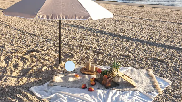 Daftar Perlengkapan yang Wajib Dibawa Saat Berlibur ke Pantai Bersama Keluarga (photo by freepik.com)