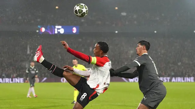 Liga Champions 2024/25: Quinten Timber vs Tijjani Reijnders di laga Feyenoord vs AC Milan pada leg 1 play-off fase gugur (c) AP Photo/Peter Dejong