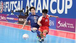 Pemain Timnas Futsal Indonesia, Dinh Cong Vien berebut bola dengan pemain Jepang, Ryoto Kai dalam laga semifinal Piala Asia Futsal 2026 di Indonesia Arena, Senayan, Jakarta, Kamis (05/02/2026). (Bola.com/Bagaskara Lazuardi)
