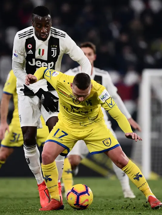 Gelandang Chievo, Emanuele Giaccherini berebut bola dengan gelandang Juventus Blaise Matuidi pada laga pekan ke-20 Serie A di Allianz Stadium, Senin (21/1). Juventus berhasil memantapkan posisi di puncak klasemen setelah menang 3-0. (Marco BERTORELLO/AFP)