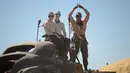Sejumlah peserta berdandan ala karakter War Boy dan Imperator dalam film Mad Max saat mengikuti Wasteland Weekend di Gurun Mojave, North Edwards, California, AS, Sabtu (28/9/2019). (Agustin Paullier/AFP)