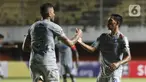 Pemain Persib Bandung Wander Luiz (kiri) memberikan selamat kepada Frets listanto Butuan usai berhasil menjebol  gawang Persita Tangerang dalam pertandingan babak penyisihan Grup D Piala Menpora 2021 di Stadion Maguwoharjo, Sleman, Senin (29/3/2021). Persib menang 3-1. (Bola.com/Ikhwan Yanuar)
