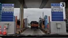 Kendaraan melintasi Gerbang Tol Kukusan I, Tol Cinere-Jagorawi (Cijago), Depok, Jawa Barat, Rabu (8/1/2020). Pemerintah melalui Badan Pengatur Jalan Tol (BPJT) Kementerian Pekerjaan Umum dan Perumahan Rakyat (PUPR) memberlakukan tarif baru Tol Cijago Seksi I dan II. (merdeka.com/Iqbal Nugroho)
