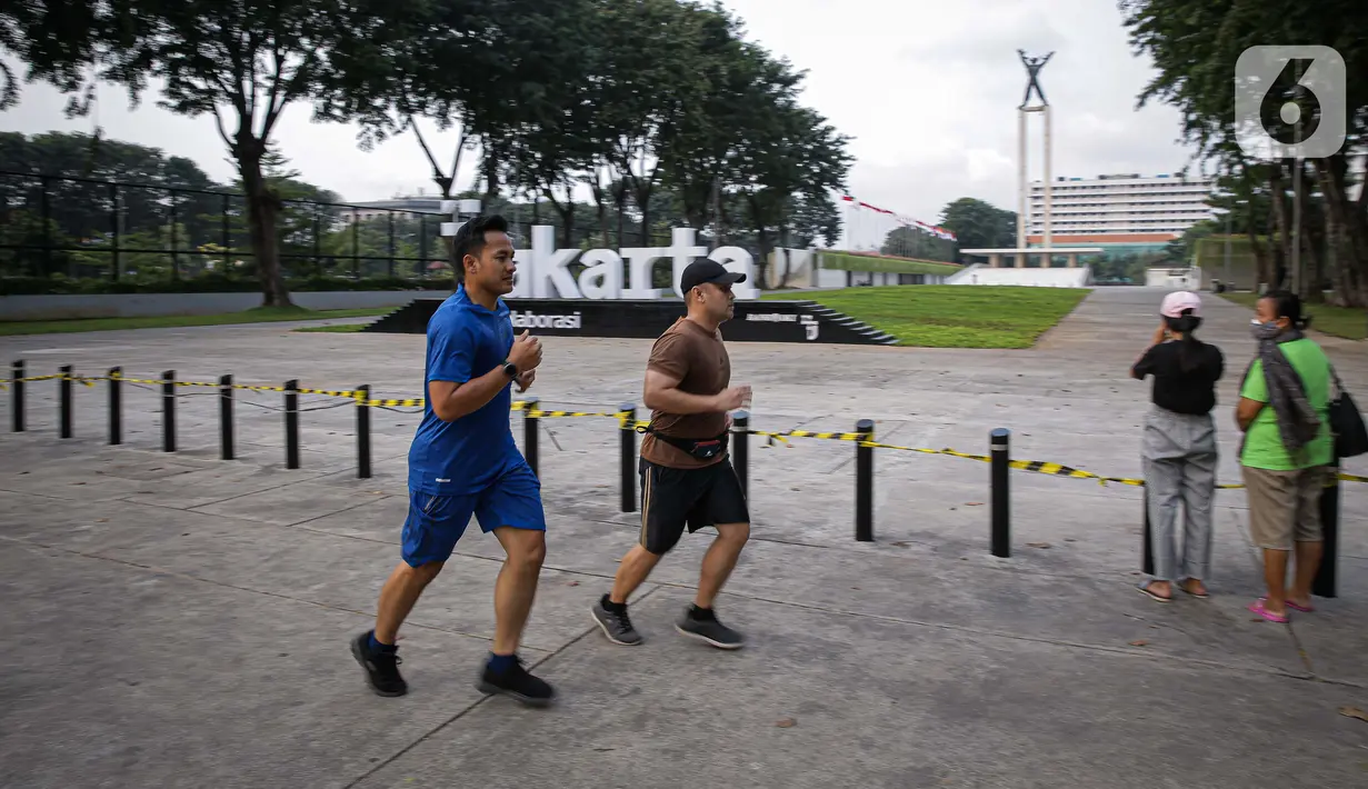 Warga berolahraga di kawasan Lapangan Banteng, Jakarta, Kamis (19/8/2021). Pemerintah Provinsi DKI Jakarta mengizinkan warga berolahraga di ruang terbuka selama perpanjangan PPKM Level 4 hingga 23 Agustus 2021. (Liputan6.com/Faizal Fanani)