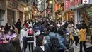 Pelancong asal China berjalan-jalan di daerah kantong China, Makau, 17 Januari 2023. Ledakan pariwisata China yang diharapkan selama liburan Tahun Baru Imlek minggu depan tampaknya akan lebih cepat terjadi. (Peter PARKS/AFP)