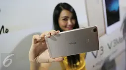 Model berselfie menggunakan smartphone Vivo yang baru saja resmi diluncurkan di Jakarta, Kamis (26/5/2016).  Produsen smartphone asal China itu  meluncurkan dua smartphone, Vivo V3 Max dan Vivo V3 di Indonesia. (Liputan6.com/Herman Zakharia)