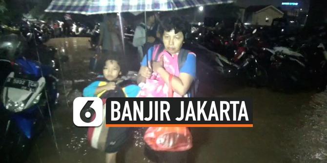 VIDEO: Banjir Masuk Permukiman, Warga Cipinang Melayu Mengungsi